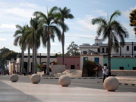 Esferas, escultura del artista plástico tunero René Peña, emplazadas en la entrada y salida del nuevo bulevar, en el casco histórico de la ciudad de Las Tunas