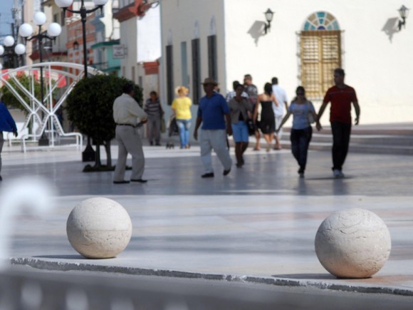 Esferas, escultura del artista plástico tunero René Peña, emplazadas en la entrada y salida del nuevo bulevar, en el casco histórico de la ciudad de Las Tunas