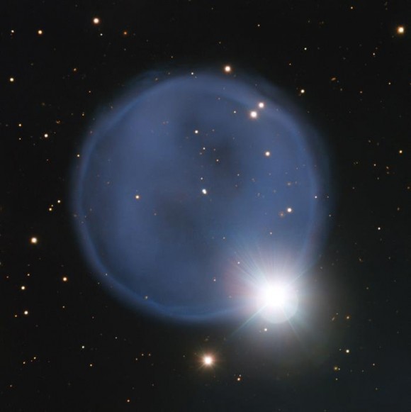 Alineación casual de una nebulosa y una estrella crea “anillo de diamantes”. Foto: EFE