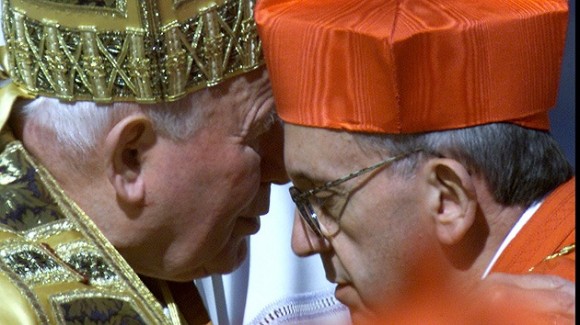  El argentino Jorge Mario Bergoglio besa al papa Juan Pablo II después de recibir el birrete rojo de cardenal el 21 de febrero de 2001. Foto: REUTERS 