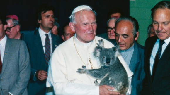  Juan Pablo II abraza a un koala durante su visita a Brisbane, Australia, el 25 de noviembre de 1986. Foto: REUTERS Luciano Mellace 