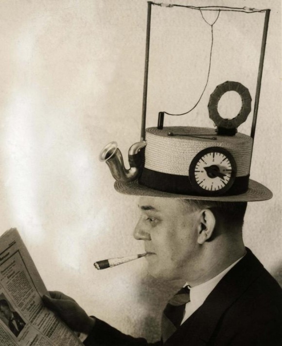 Radio portátil con sombrero de paja, hecha por un inventor estadounidense. Fecha:. 1931 (Mary Evans Picture Library / Especial NEWS)