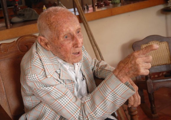 A sus 109 años de vida, edad a la que arriba este primero de Mayo, Segundo Pérez Álvarez, poblador de la comunidad espirituana de Meneses, es todo un contador de historias. Sancti Spíritus, Cuba, 27 de abril de 2014. AIN FOTO/Oscar ALFONSO SOSA/
