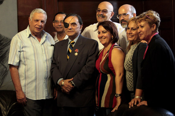 Recibe Walter Martínez distinción Félix Elmuza. Foto: Ladyrene Pérez/Cubadebate.