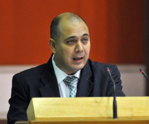 Directora de OMS recibe a ministro cubano de Salud
