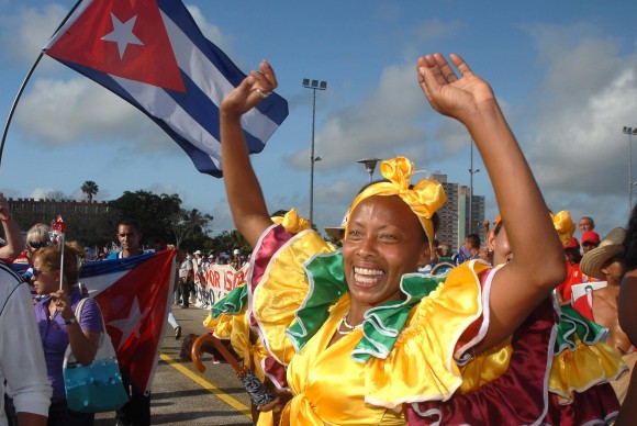 Participante en el desfile por el Día Internacional de los Trabajadores, celebrado en la Plaza de la Revolución Mayor General Calixto García, de la ciudad de Holguín, Cuba, el 1ro. de mayo de 2014. AIN FOTO/Juan Pablo CARRERAS