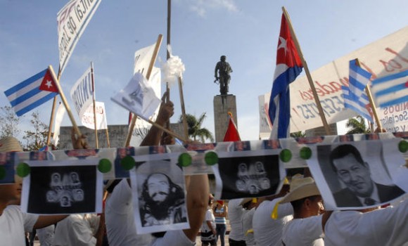 Desfile por el Primero de Mayo,  Día Internacional de los Trabajadores, en la plaza Ernesto Che Guevara, en Santa Clara, provincia Villa Clara, Cuba, el 1 de mayo de 2014.   AIN FOTO/Arelys María ECHEVARRIA RODRIGUEZ