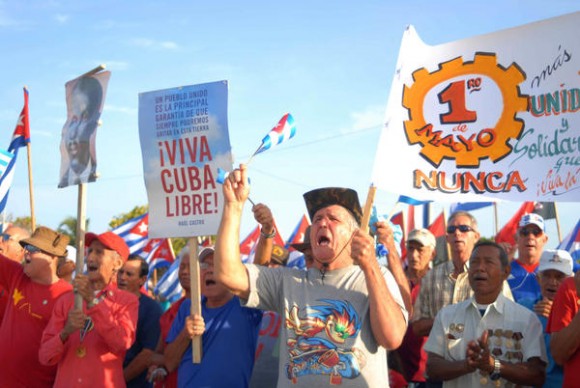 Cienfuegueros desfilan en saludo al Día Internacional de los Trabajadores, Cuba, el 1ro de mayo de 2014.   AIN  FOTO/Modesto GUTIÉRREZ CABO