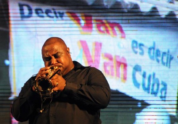 El músico cubano Alexander Abreu, durante el homenaje ofrecido a Juan Formell, fundador de los Van Van y Premio Nacional de Música, en la Tribuna Antiimperialista José Martí, en La Habana, Cuba, el 3 de mayo de 2014.  AIN FOTO/Omara GARCÍA MEDEROS