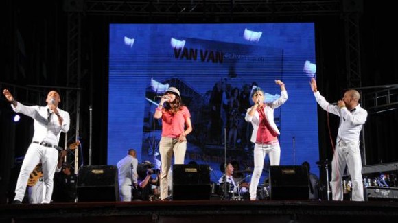Integrantes de la agrupación musical cubana Bamboleo, durante el homenaje ofrecido a Juan Formell, fundador de los Van Van y Premio Nacional de Música, en la Tribuna Antiimperialista José Martí, en La Habana, Cuba, el 3 de mayo de 2014.    AIN FOTO/Omara GARCÍA MEDEROS