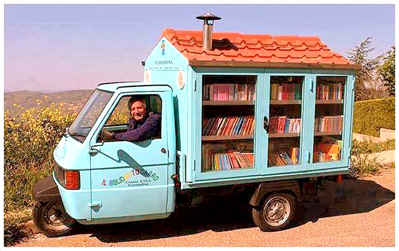 La foto del día: Lecturas de carretera en el Bibliomotocarro