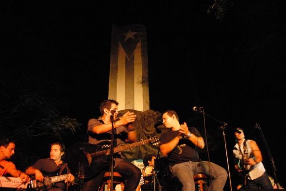 El dúo Buena Fe rindió homenaje al fallecido Juan Formel, director de la orquesta Los Van Van, en el concierto  Pre- Romerías de Mayo, celebrado en el Bosque de los Héroes, en la Plaza de la Revolución Calixto García, en la ciudad de Holguín, Cuba,  el 3 de mayo de 2014.   Foto: Juan Pablo Carreras/ AIN.