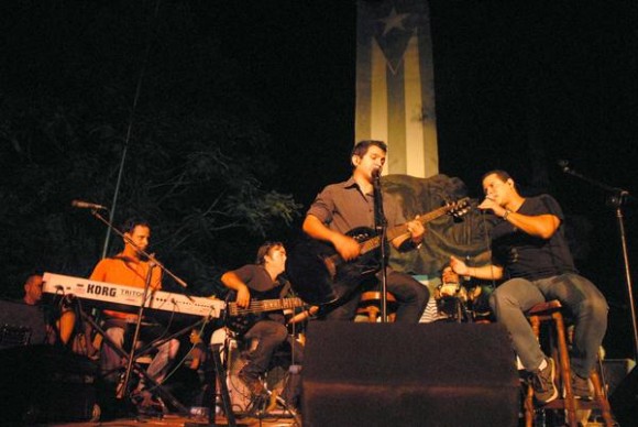 El dúo Buena Fe rindió homenaje al fallecido Juan Formel, director de la orquesta Los Van Van, en el concierto  Pre- Romerías de Mayo, celebrado en el Bosque de los Héroes, en la Plaza de la Revolución Calixto García, en la ciudad de Holguín, Cuba,  el 3 de mayo de 2014.   Foto: Juan Pablo Carreras/ AIN.