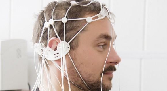 Para hacer las mediciones se colocan electrodos en la cabeza. De esta manera se mide la actividad cerebral en forma de señales de electroencefalograma Leer más:  Pronto podrás mover objetos con la mente sin cansarte.