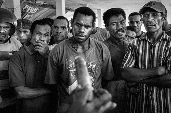 Demostración del uso de un condon en Jayapura, capital de Papua, en 2009