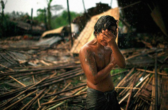 Hhaing The Yu, 29, se pone las manos a la cabeza al ver los destrozos que causó el ciclon Nargis en 2008 en Myanmar, Rangoon. Este ciclón dejó a millones de personas sin techo, y más de 100.000 muertos