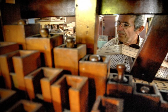 Antonio Enrique Fernández comprueba con una partitura musical el buen funcionamiento de un órgano en la Fábrica de Instrumentos Musicales y Órganos Neumáticos, única de su tipo en Cuba, ubicada en la oriental ciudad de Holguín. FOTO/Juan Pablo Carreras