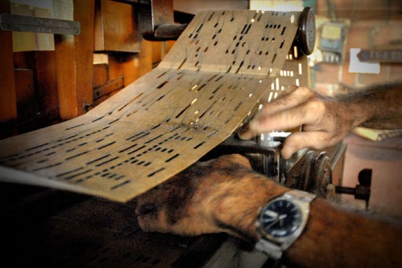 Antonio Enrique Fernández comprueba con una partitura musical el buen funcionamiento de un órgano en la Fábrica de Instrumentos Musicales y Órganos Neumáticos, única de su tipo en Cuba, ubicada en la oriental ciudad de Holguín. FOTO/Juan Pablo Carreras