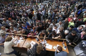 La gente espera en fila en la ciudad de Mariupol para emitir el voto en el referéndum sobre el estatuto de la región de Donetsk. Foto: Reuters