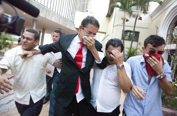 La policia hondurena desaloja del Parlamento al ex presidente Manuel Zelaya. Foto: Reuters