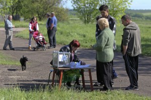 Los residentes locales se colocan cerca de una mesa electoral, en Ternovoe , en la región de Lugansk. Foto: Reuters
