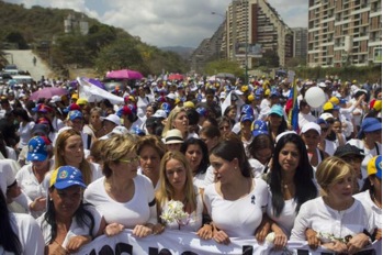 Manifestación de mujeres venezolanas. La mujer en el centro de la pancarta es la mujer de Leopoldo López. 