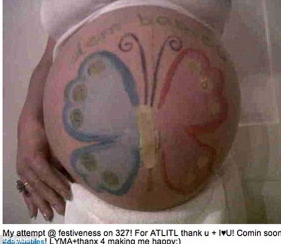 Mujeres embarazadas muestran obra de arte en su barriga1