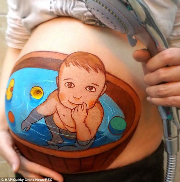 Mujeres embarazadas muestran obra de arte en su barriga10