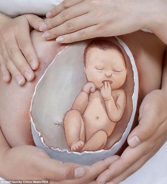 Mujeres embarazadas muestran obra de arte en su barriga4
