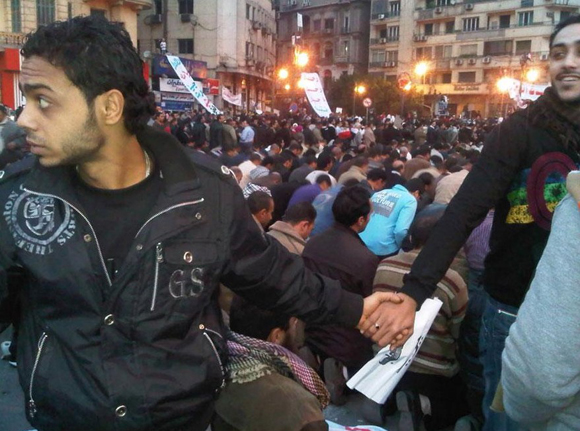 Musulmanes protegen a los cristianos durante una celebración en el centro de El Cairo, Egipto, en 2011