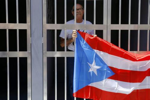 Oscar López Rivera, en la cárcel, con la bandera de Puerto Rico.