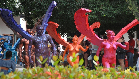 Performance del Proyecto Somos, de Santiago de Cuba, en las Romerías de Mayo, en los alrededores del Parque Calixto García, de la ciudad de Holguín, Cuba.