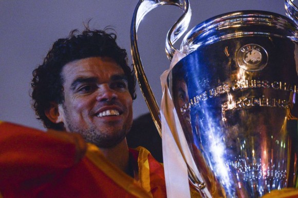  El defensa del Real Madrid Pepe, fotografiado junto a la copa en el autobús descapotable. PEDRO ARMESTRE (AFP) 
