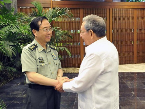 Saludó Raúl al Coronel General Fang Fenghui. Foto: Estudios Revolución.