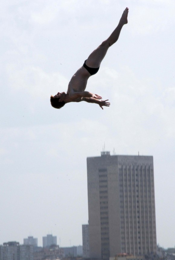 Sesión de prácticas de la sexta temporada de la Serie Mundial de Cliff Diving, con sede en el Castillo del Morro, de La Habana, Cuba