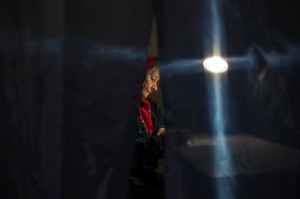 Una mujer en una cabina de votación en Donets. Foto: Reuters