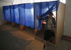 Una mujer sale de una cabina de votación en un colegio de la ciudad oriental de Slaviansk.