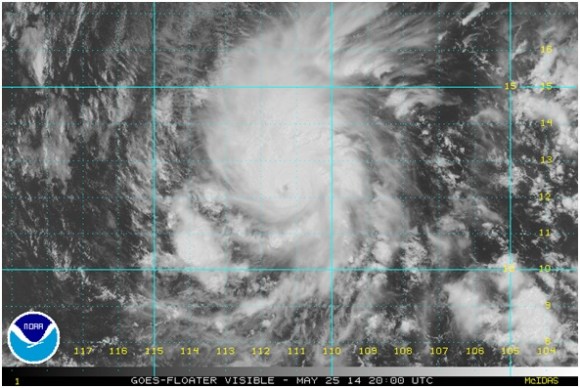 Imagen de satélite en el espectro visible. Obsérvese el centro u ojo del huracán y la extensa área de lluvia que tiene asociada este sistema. La lluvia es el factor más preocupante respecto al litoral mexicano del Pacífico, al debilitarse gradualmente los vientos.                                                   