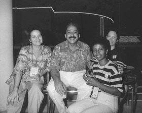 Mercedes, entonces directora de RHC, Cary Carro, de Bohemia y en el fondo para no variar Iraida. Todas estaban en la EXPO de Sevilla cuando estuvo el jefe en el 92.
