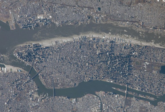 Manhattan , con su larga y estrecha Central Park fácilmente visibles en el lado derecho de la foto , vista desde la Estación Espacial Internacional el 9 de enero de 2014, fotografiado por uno de los miembros de la tripulación Expedición 38 . (NASA )