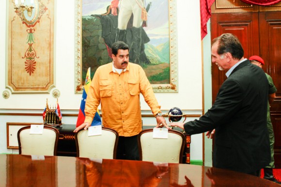 Nicolás Maduro entrega orden "Francisco de Miranda" a René González