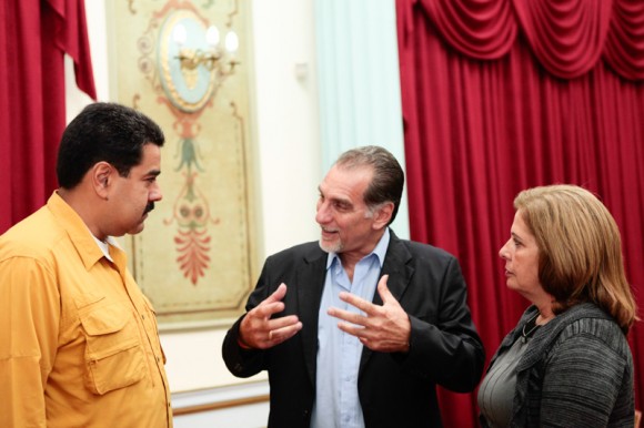 Nicolás Maduro entrega orden "Francisco de Miranda" a René González