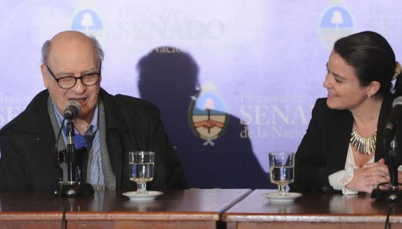 quino recibe premio del senado argentino