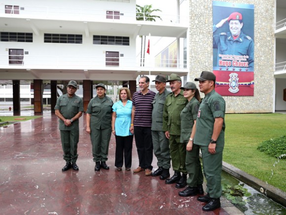 Recorrido de René González por la Academia Militar del Ejército Bolivariano