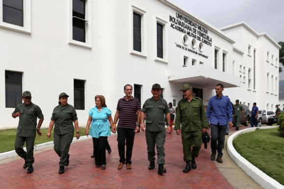Recorrido de René González por la Academia Militar del Ejército Bolivariano