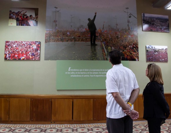 René González rinde homenaja a Hugo Chávez en visita al Cuartel de la Montaña. Fotos: Vicepresidencia de Venezuela