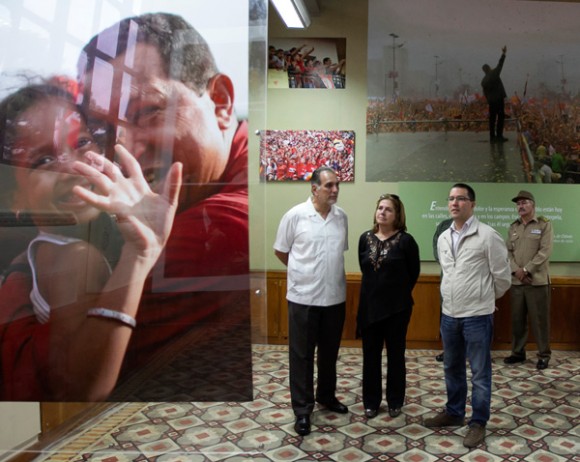 René González rinde homenaja a Hugo Chávez en visita al Cuartel de la Montaña. Fotos: Vicepresidencia de Venezuela