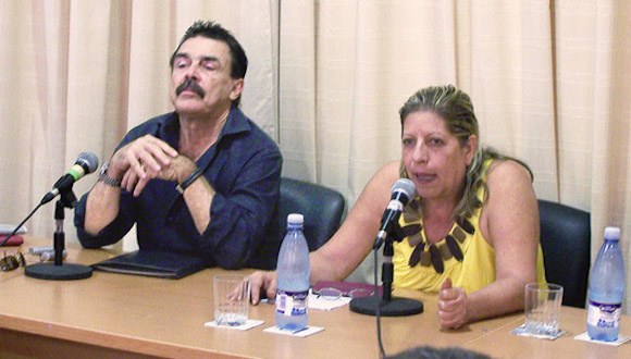Rolando Pérez Betancourt y la escritora cubana Marilyn Bobes en un debate en el Centro Dulce María Loynaz, de La Habana. Foto: Cubarte.