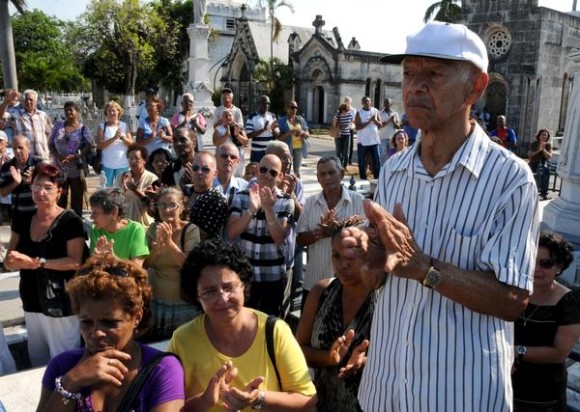Luis Carbonell, el Acuarelista de la Poesía Antillana, recibe una ovación, antes de ser sepultado en el cementerio Cristóbal Colón, de La Habana, Cuba, el de mayo de 2014.  AIN FOTO/Omara GARCÍA MEDEROS/sdl