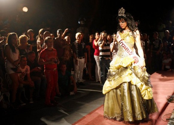 Elección de Miss Travesti-Cuba, en el Mejunje, Santa Clara. Foto: Ismael Francisco